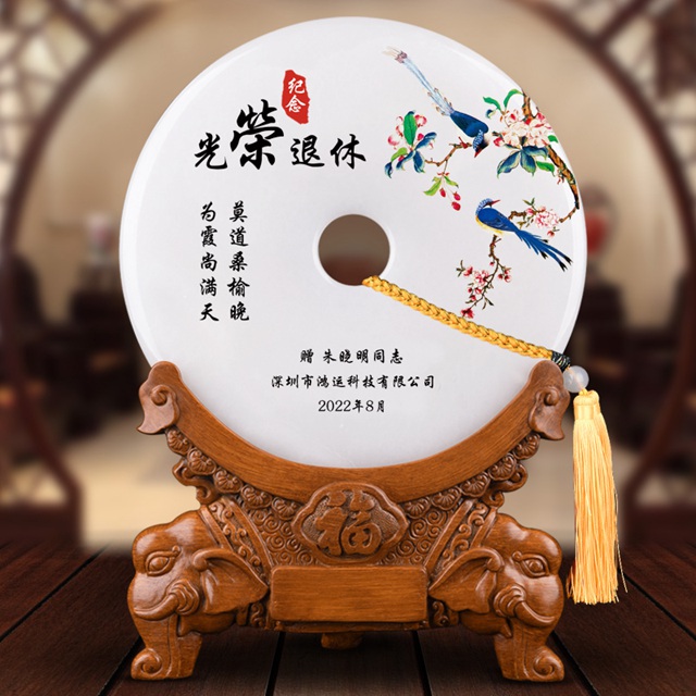 纪念品退休人员送什么礼物    岁月留声，温馨纪念——精选退休人员纪念品推荐