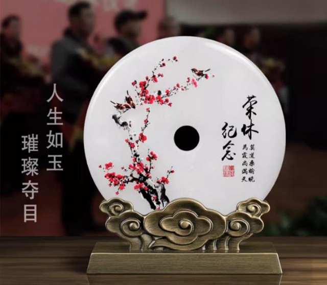 退休纪念品小礼物是什么    岁月留声，珍藏记忆——细数那些温馨的退休纪念品小礼物
