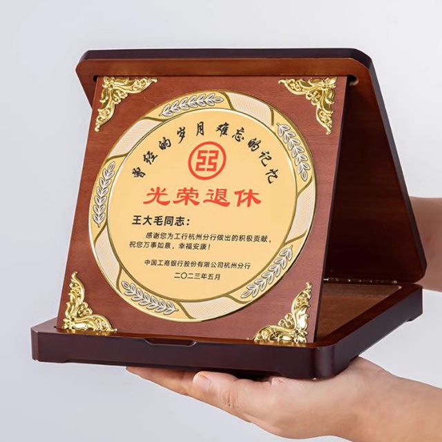 退休职工欢送会礼物送什么 ？标题：温情送别，荣誉纪念 —— 精心挑选退休职工欢送会礼物指南**