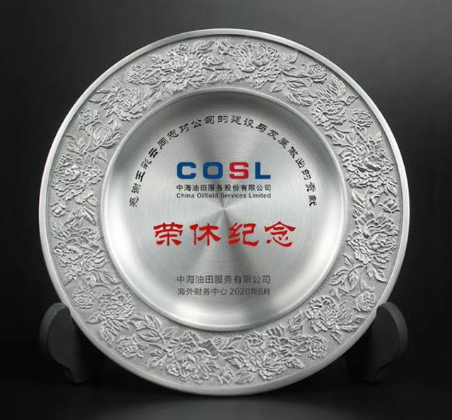 光荣退休送什么高档礼品？精选纪念礼品传递深情厚谊